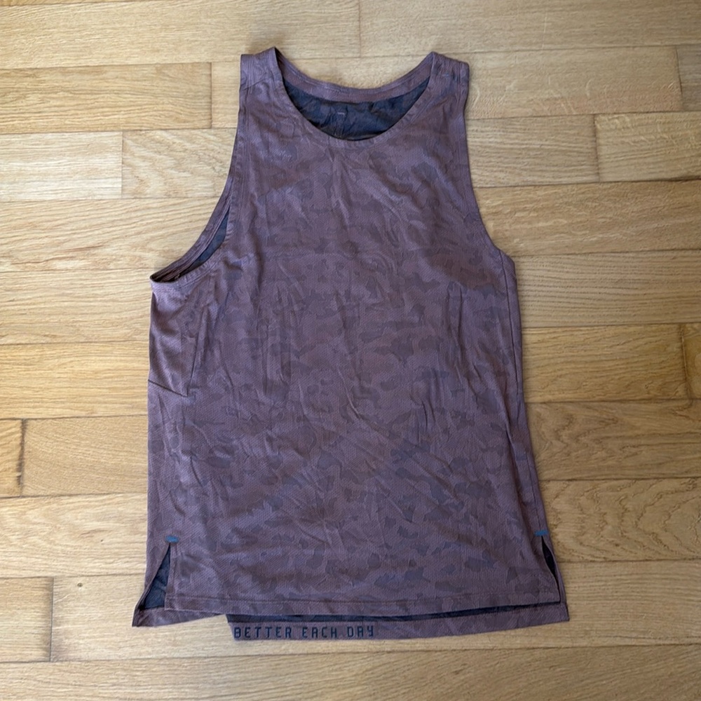 Men’s Lululemon red camo work out tank